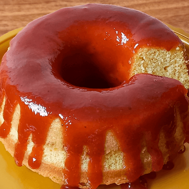 Bolo de Fubá com Calda de Goiabada