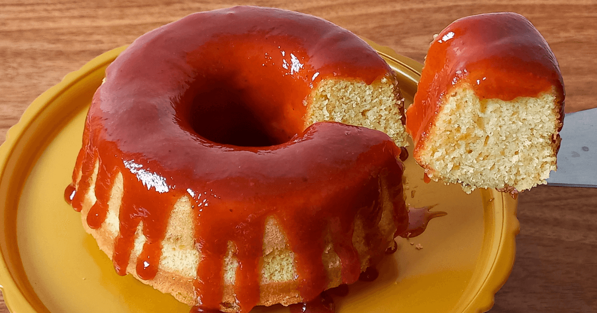 Bolo de Fubá com Calda de Goiabada